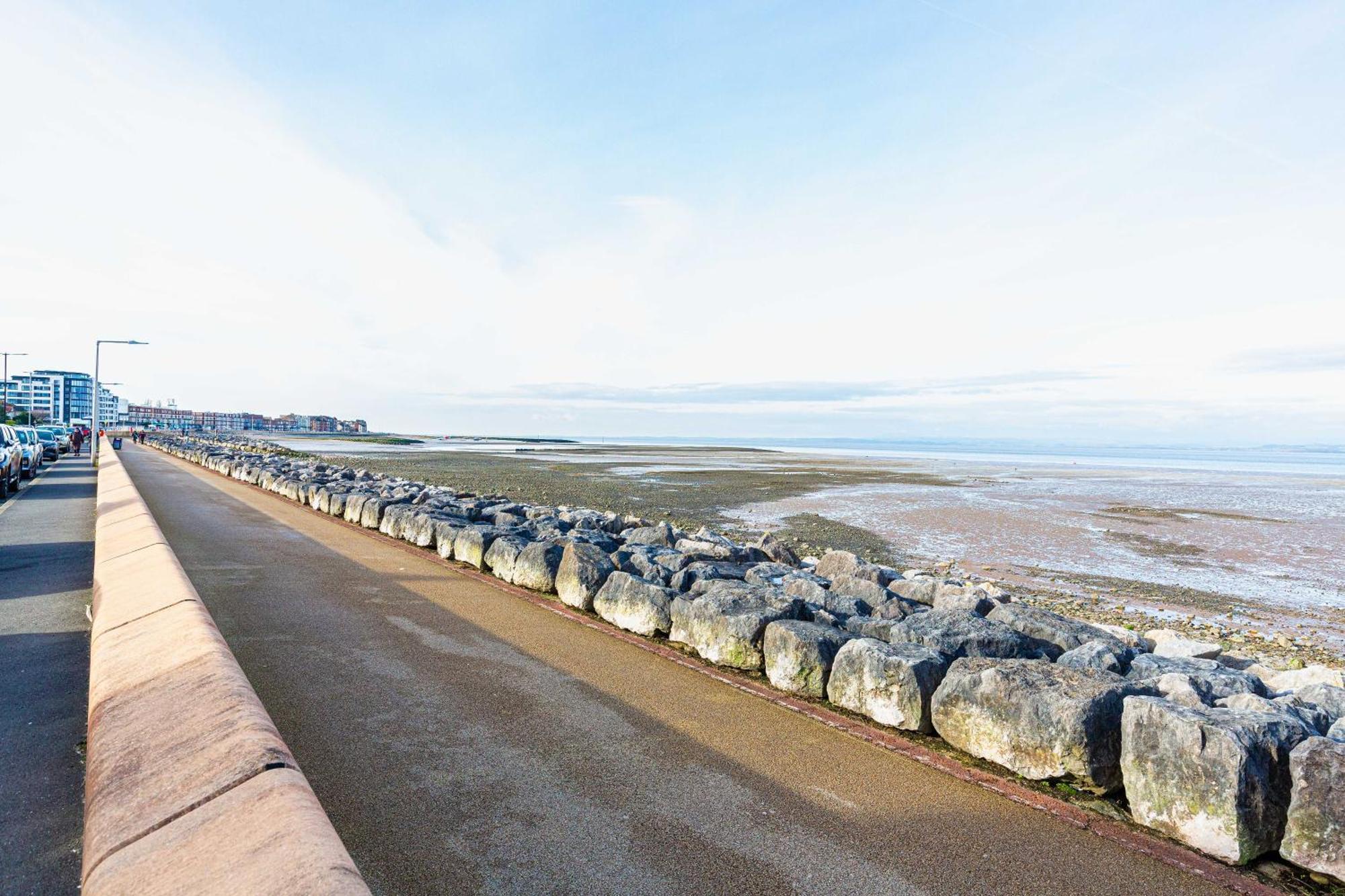 Beachfront Apartment 3 Bedrooms Sleeps 7 - Gateway To The Lake District - Newly Refurbished Morecambe Zewnętrze zdjęcie